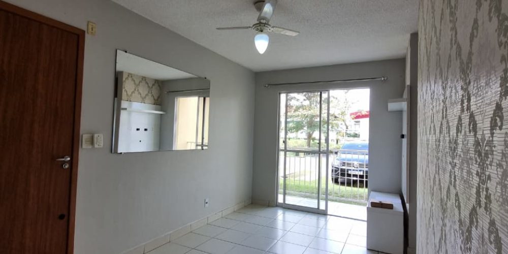 Apto térreo com varanda.